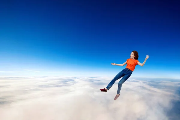 Jonge vrouw mislukte en vallen in de wolken zee. — Stockfoto