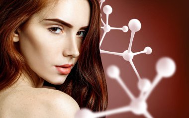 Büyük beyaz molekül yapısı yakınında güzel redehead kadın.