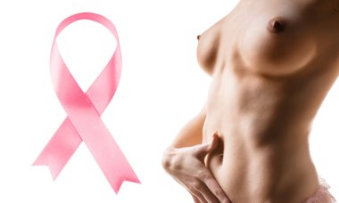 Genç kadın büyük pembe şerit yakın ona meme dokunmadan.