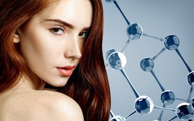 Büyük beyaz molekül yapısı yakınında güzel redehead kadın.