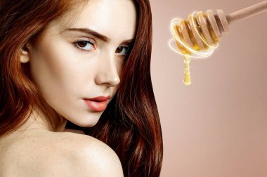 Genç Redhead kadın ve bal kaşığı yüz maskesi hazırlamak.