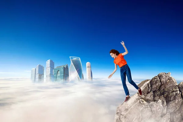 Young woman stumbled on the rocks and going to falls down. — Stock Photo, Image