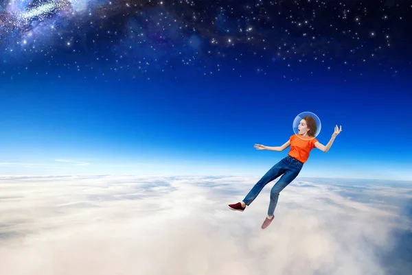 Молода жінка падає з космосу в хмарах море . — стокове фото