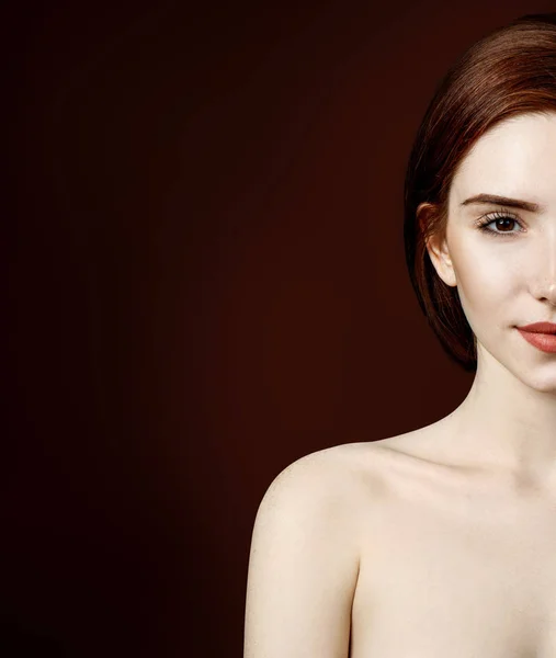 완벽 한 피부와 빨간 머리 여자의 아름다움 초상화. — 스톡 사진