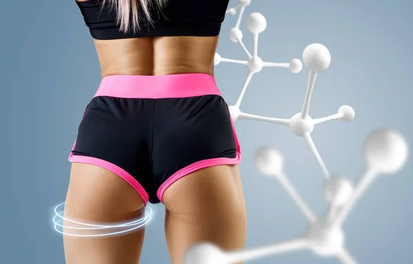 Sportliche Frau steht neben weißer Molekülkette. — Stockfoto