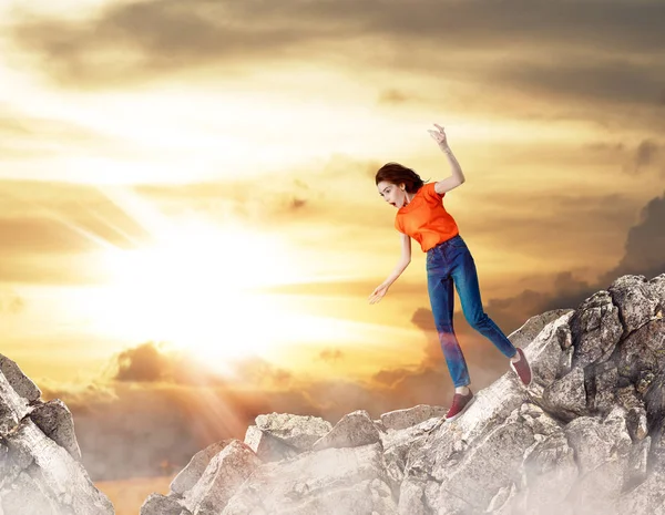 Woman stumbled on the rocks and going to falls down. — Stock Photo, Image