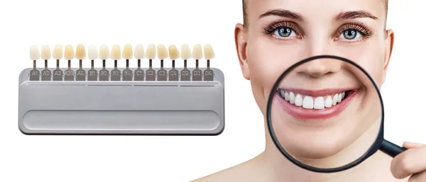 Colagem de paleta de dentes com clareamento dentes femininos . — Fotografia de Stock
