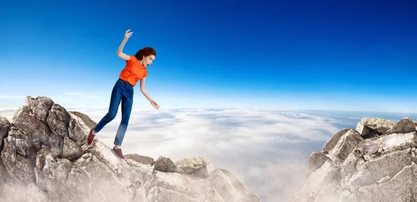 Woman stumbled on the rocks and going to falls down. — Stock Photo, Image