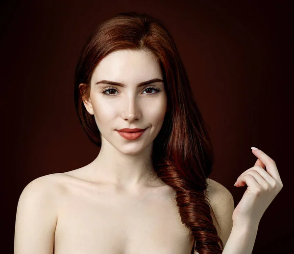 Portrait de beauté de femme rousse à la peau parfaite . — Photo