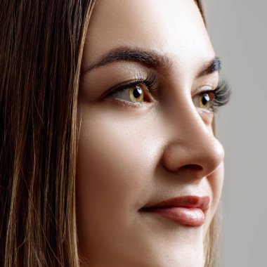 Mükemmel cilt ile güzel kadın yüzünde yan görünümü.