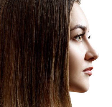 Mükemmel cilt ile güzel kadın yüzünde yan görünümü.