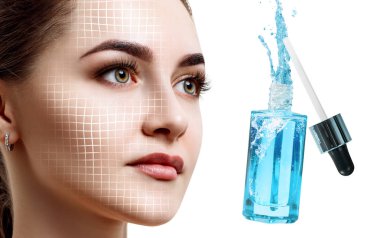 Mavi Kozmetik şişe yakın genç kadının güzel yüzü.