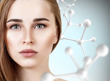 Büyük beyaz molekül zincirinin yanında güzel bir kadın..