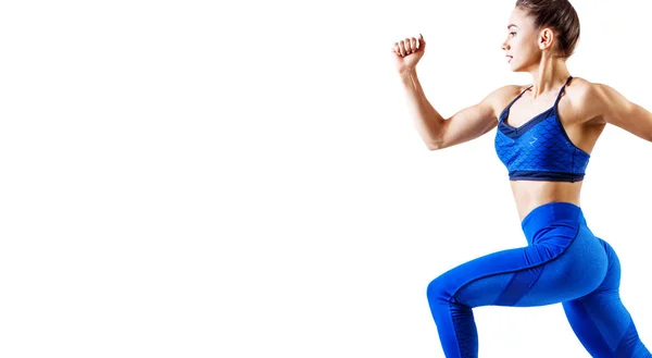 Jonge vrouw runner in blauwe sportkleding springen in de lucht. — Stockfoto