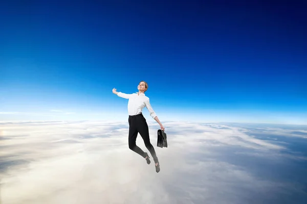 Empresária em desgaste formal voando no céu azul . — Fotografia de Stock