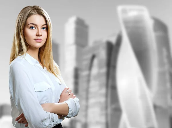 Mujer de negocios se levanta sobre fondo de paisaje urbano. — Foto de Stock