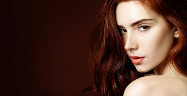 Mükemmel cilt ile Redhead kadının Güzellik Portresi.