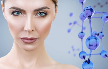 Mavi cam molekülleri yakın güzel genç kadın.