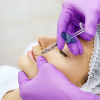 Güzellik kliniğinde gençleştirme prosedürü güzel kadın.