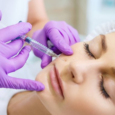 Güzellik kliniğinde gençleştirme prosedürü güzel kadın.