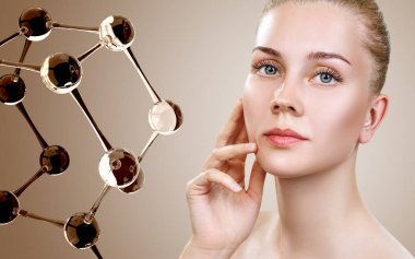 Bej cam molekülleri yakın güzel genç kadın.