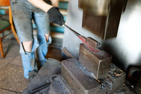 Herrero forja mediante el uso de martillo neumático . — Foto de Stock