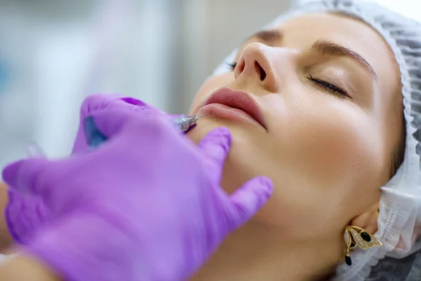 Mulher bonita no procedimento de rejuvenescimento na clínica de beleza . — Fotografia de Stock