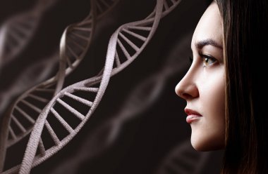 DNA zincirleri arasında şehvetli genç kadının portresi.