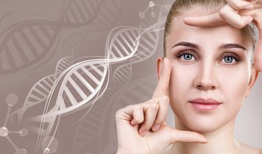 DNA zincirleri arasında şehvetli bir kadının portresi.