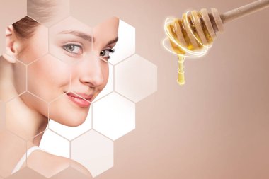 Genç kadın ve bal kaşığı yüz maskesi hazırlamak.