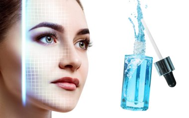 Mavi Kozmetik şişe yakın genç kadının güzel yüzü.