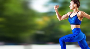 Sportif genç kadın jogging açık havada yaz.