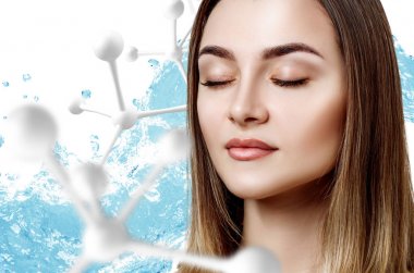 Büyük beyaz molekül zincirinin yanında güzel bir kadın..