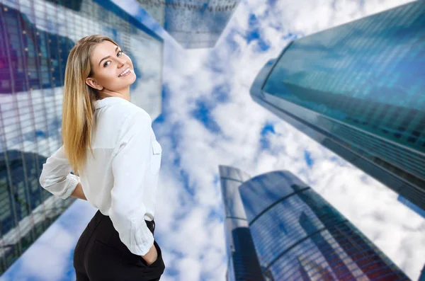 Business woman stands over cityscape background. — Stock Photo, Image