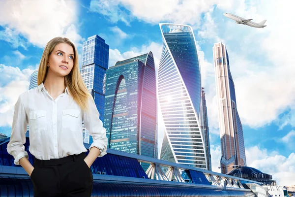 Mujer de negocios se levanta sobre fondo de paisaje urbano. — Foto de Stock