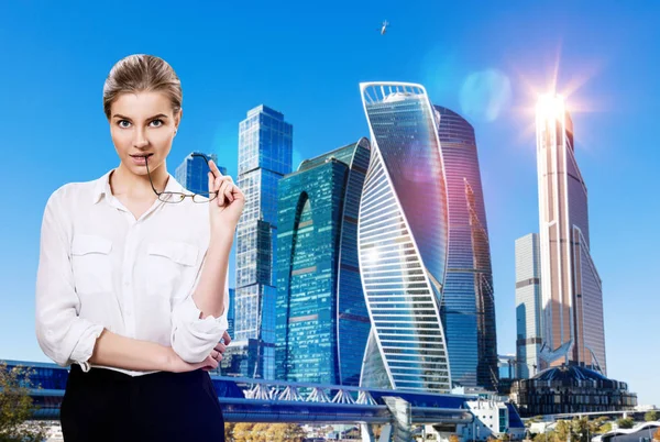 Business kvinna står över stadsbilden bakgrund. — Stockfoto