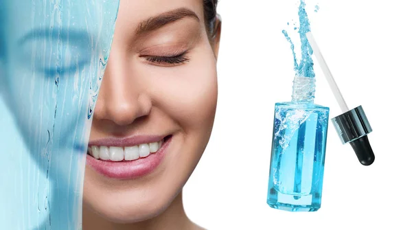 Schönes Gesicht einer jungen Frau in der Nähe einer blauen Kosmetikflasche. — Stockfoto