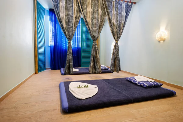 Vue de la salle de massage dans le salon de spa thaï . — Photo