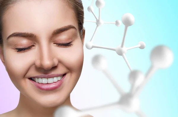 Mooie vrouw in de buurt van grote witte molecule ketting. — Stockfoto