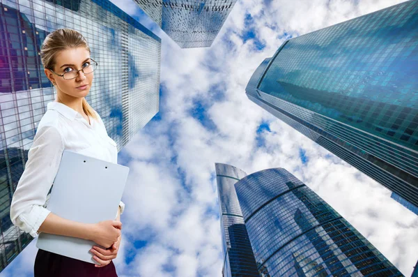 Mujer de negocios se levanta sobre fondo de paisaje urbano. — Foto de Stock