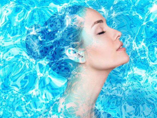 Doppia esposizione di viso femminile e acqua piscina ondulazione . — Foto Stock