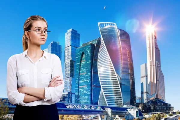 Geschäftsfrau steht vor Stadtbild-Hintergrund. — Stockfoto