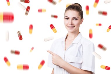 Hap yağmur arasında ayakta genç kadın doktor.