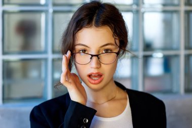 Genç sürpriz kadın resmi giyim.