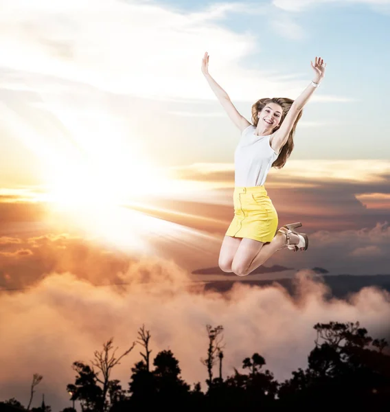 Młoda kobieta wyskakuje w pochmurne niebo. — Zdjęcie stockowe