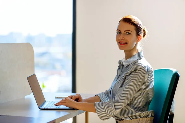 Mulher de negócios trabalhando no laptop no escritório . — Fotografia de Stock