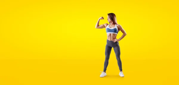 女子运动服展示她的肌肉运动身体. — 图库照片