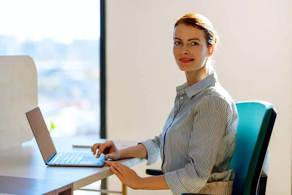 Geschäftsfrau arbeitet im Büro am Laptop. — Stockfoto