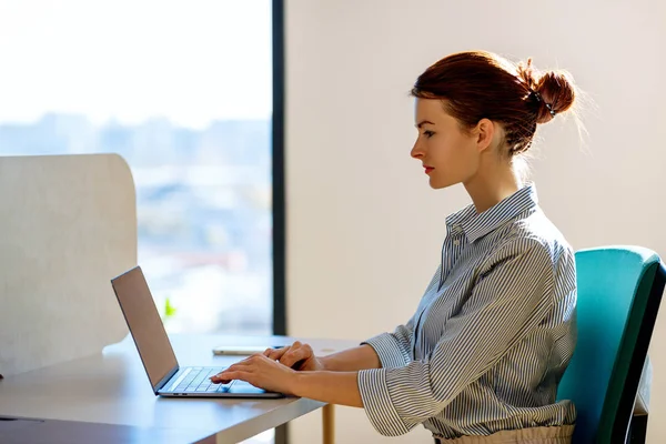 Affärskvinna som arbetar på laptop på kontoret. — Stockfoto