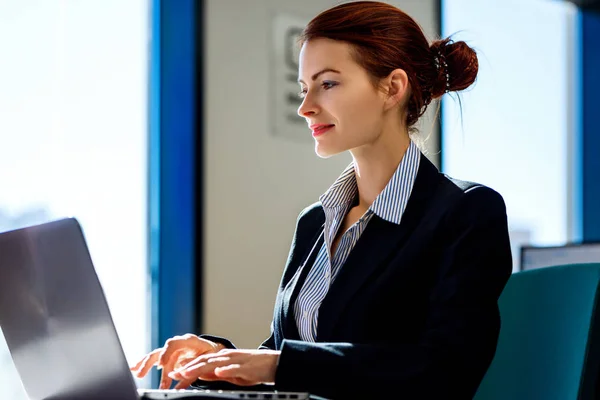 Affärskvinna som arbetar på laptop på kontoret. — Stockfoto